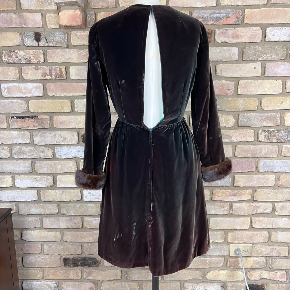 VINTAGE 1960's green brown velvet dress with fur trimmed cuffs - Picture 4 of 11